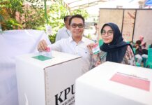 Pj Sekda Makassar Irwan Adnan dan Keluarga Gunakan Hak Pilih di TPS 003 Pisang Selatan