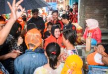 Kehadiran Cawalkot Makassar Indira Yusuf Ismail dalam Kondisi Cuaca Buruk Bikin Warga Takjub