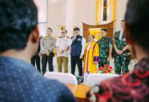 Mensos Kujungi Korban Banjir di Gereja Makassar, Serahkan Bantuan Rp 1,2 Miliar