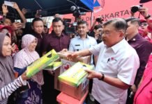 Kunjungi Korban Kebakaran di Kebon Kosong, Jusuf Kalla Serahkan Bantuan