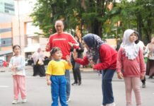 Bermain Bersama Puluhan Anak PAUD, Pj Gubernur Zudan Arif Fakrulloh dan Bunda PAUD Sulsel Bikin Ortu Siswa Tercengang