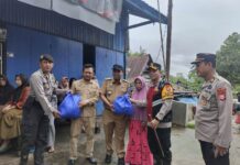 Kapolres Maros Pantau dan Salurkan Bantuan ke Warga Terdampak Banjir di Camba
