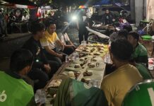 Beralaskan Daun Pisang, Arie Anugrah Makan Bareng Dengan Pengemudi Ojol