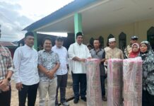 Didampingi Wakil Bupati Terpilih, Chaidir Syam Salurkan Bantuan Korban Banjir di Tiga Kecamatan