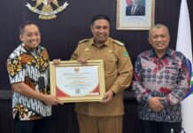 Bupati Maros Terima Penghargaan Kinerja Pelayanan Terpadu Satu Pintu Kategori Sangat Baik