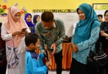 Pj Gubernur Sulsel Bagikan Susu dan Telur Gratis ke Anak SD di Makassar