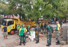 DLH Maros Libatkan Ratusan Personil Kostrad Kariango Bersihkan Sampah Pasca Banjir