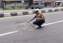 Jalan Poros Maros – Makassar Banyak Berlubang, Polisi Minta Pengendara Waspada!