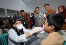 Pj Gubernur Bersama Wali Kota Makassar Pantau MBG dan Pemeriksaan Kesehatan Gratis di Sekolah