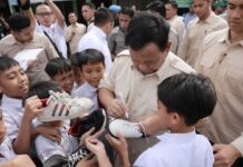 Cek Makan Bergizi Gratis di Bogor, Prabowo Layani Murid SD Yang Minta Tanda Tangan