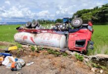 Kecelakaan di Poros Maros-Makassar, Truk Semen 25 Ton Terguling ke Sawah