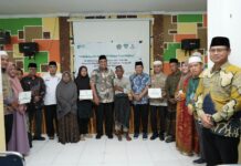 Baznas Maros Beri Bantuan ke Fakir Miskin hingga Imam Desa, Totalnya Rp 350 Juta