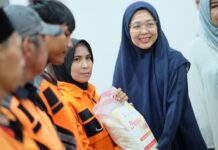 Bahagianya Petugas Kebersihan Dapat Paket Sembako Ramadan Dari Melinda Aksa dan Permabudhi