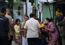 Sambangi Warga Terdampak Banjir di Bekasi, Prabowo Disambut Dengan Suka Cita