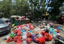 Legislator Maros Minta DLH Bereskan Sampah Yang Menumpuk di Pasar Barandasi