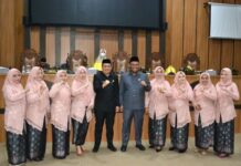 Momen Hari Kartini, Kebaya Merah Muda ‘Menyala’ di Ruang Paripurna DPRD Maros
