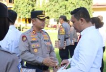 Dinilai Berprestasi dan Berdedikasi, Kapolres Maros Beri Penghargaan ke Anggotanya Hingga Kepala Desa