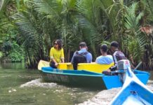 Pakai Perahu Listrik, Wamen Ni Luh Puspa Terpukau Dengan Keindahan Rammang-Rammang
