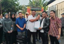 Ketua DPRD Maros Bersama Komisi II Temui Pengunjuk Rasa di Jalan Poros Pattene