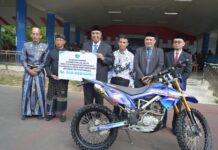 Bupati Maros Beri Bantuan Motor Trail dan Rp 300 Juta Untuk Ruang Kelas di Sekolah Kolong Dusun Bara