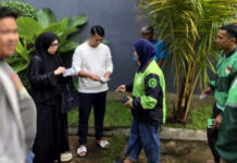 Momen Wakil Ketua DPRD Maros Bagikan Zakat ke Pengemudi Ojol