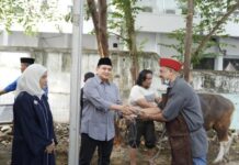 Didampingi Wakil Wali Kota, Munafri Salurkan Daging Kurban untuk Petugas Kebersihan