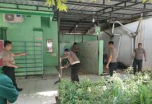 Cara Unik Polsek Bandara Maros Sambut HUT Bhayangkara, Bersihkan Masjid dan Bagi Sembako