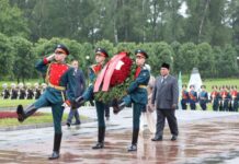 Momen Prabowo di Rusia, Letakkan Karangan Bunga di Tengah Rintik Hujan