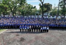6.624 PPPK Resmi Terima SK Pengangkatan dari Gubernur Sulsel Gubernur Sulsel, Andi Sudirman Sulaiman berfoto bersama dengan ribuan PPPK usai penyerahan SK. (IST)