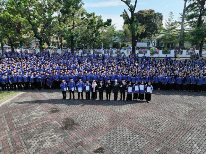 Gubernur Sulsel, Andi Sudirman Sulaiman berfoto bersama dengan ribuan PPPK usai penyerahan SK. (IST)