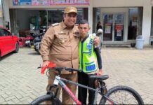 Justin, Juru Parkir Viral Bantu Ambulans Dapat Hadiah Sepeda dan Uang Tunai Dari Bupati Maros