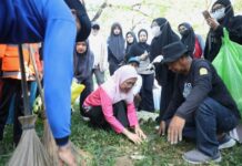 Jumat Bersih, Ketua TP PKK Melinda Aksa Inisiasi Penanaman Kompos Biopori di Taman Gajah