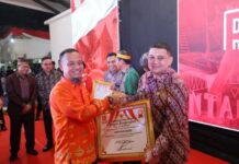 Pemprov Beri Penghargaan ke Pemkot Makassar Atas Tingkat Kemiskinan Terendah di Sulsel