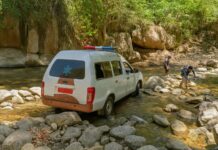 Lintasi Sungai Terjal Berbatuan, Ambulans di Maros Jadi Viral di Media Sosial