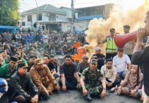 Momen Bupati Maros Bersama Forkopimda Duduk di Aspal, Sambut Aksi Damai