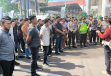 Ketua DPRD Maros Sambut Pengunjuk Rasa, Langsung di Depan Kantornya