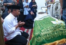 Gubernur Sulsel Melayat ke Almarhum Prof Paturungi Parawansa, Mertua Khofifah Indar Parawansa