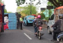 As Roda Patah, Truk Pengangkut Dedak Terguling di Depan Kantor Bupati Maros