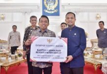 Gubernur Sulsel Serahkan Rp17 Miliar dan Bantuan Benih Padi ke Sidrap dan Soppeng