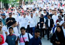 Gubernur dan Wagub Sulsel Ikut Jalan Sehat Bersama Ribuan Warga di Makassar