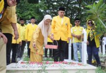 Rayakan HUT ke-61, Golkar Makassar Tabur Bunga di Makam Pahlawan Panaikang