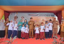 Ratusan Siswa Pulau Kodingareng Dapat Seragam Gratis dari Pemkot Makassar