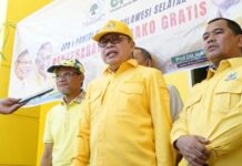 Bagi-bagi Sembako di HUT Golkar ke-61, Taufan Pawe: Golkar Semakin Solid!