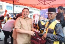 Wali Kota Makassar Serahkan Smartphone ke Jukir QRIS, Target 2027 Parkir Full Digital