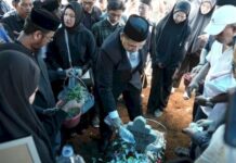 Suasana Haru Iringi Pelepasan Jenazah Anggota DPRD Makassar Ruslan Mahmud