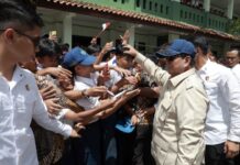 Prabowo Disambut Meriah di SMPN 4 Bekasi, Luncurkan Program Digitalisasi Pembelajaran Nasional
