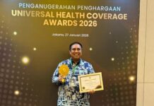 Komitmen Jamin Kesehatan Warga, Bupati Maros Terima UHC Award Kategori Pratama