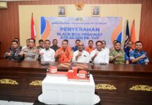 Gubernur Sulsel Saksikan Penyerahan Black Box Pesawat ATR yang Jatuh di Pangkep