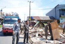 Pemkot Makassar Tertibkan PK5 di Poros Asrama Haji, Delapan Lapak Dibongkar
