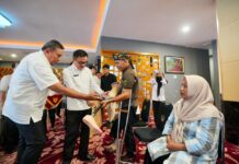 Sekda Sulsel Serahkan Bantuan Kaki Palsu hingga Kursi Roda untuk Disabilitas